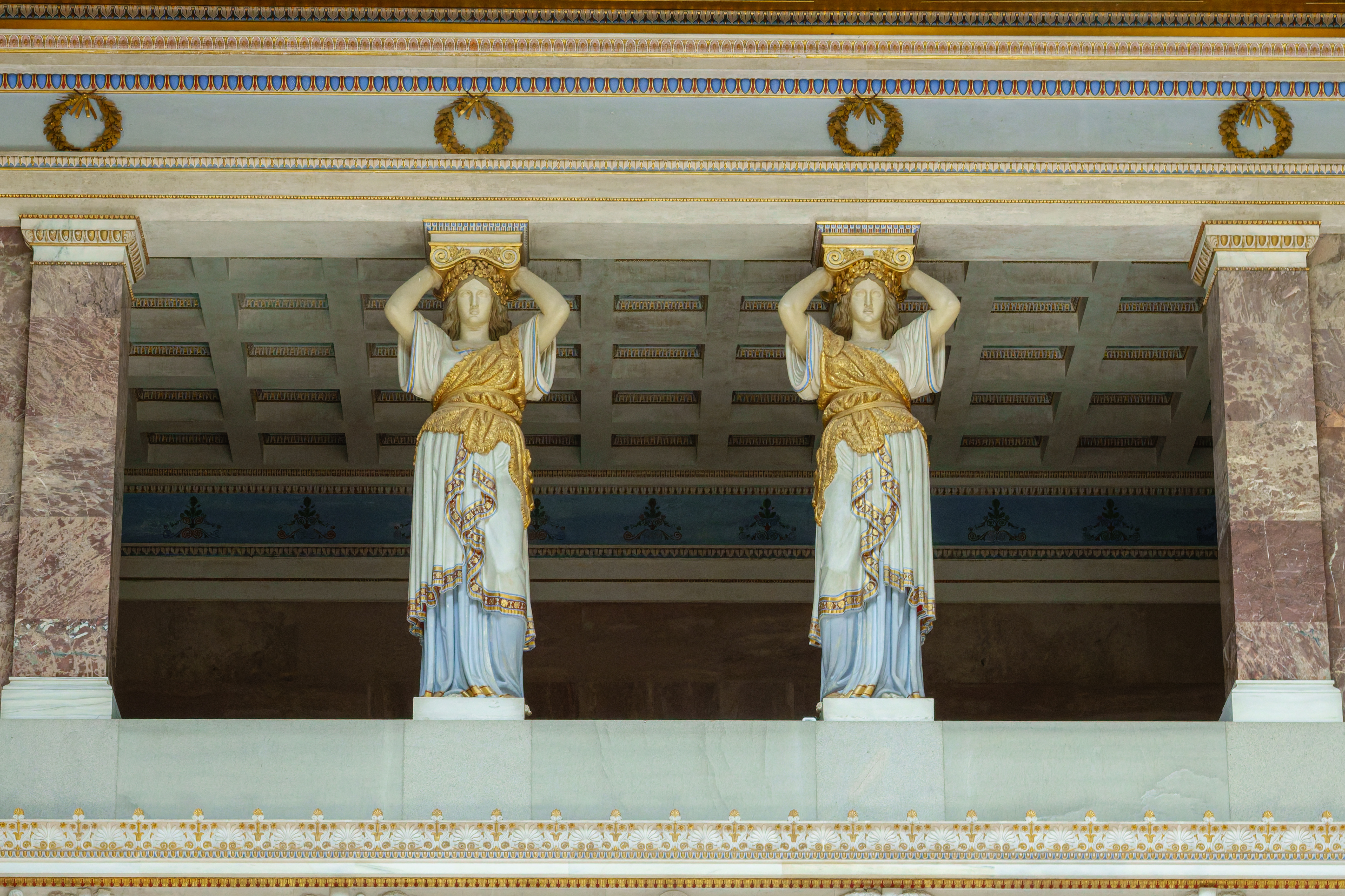 Figuren im Innenraum der Walhalla