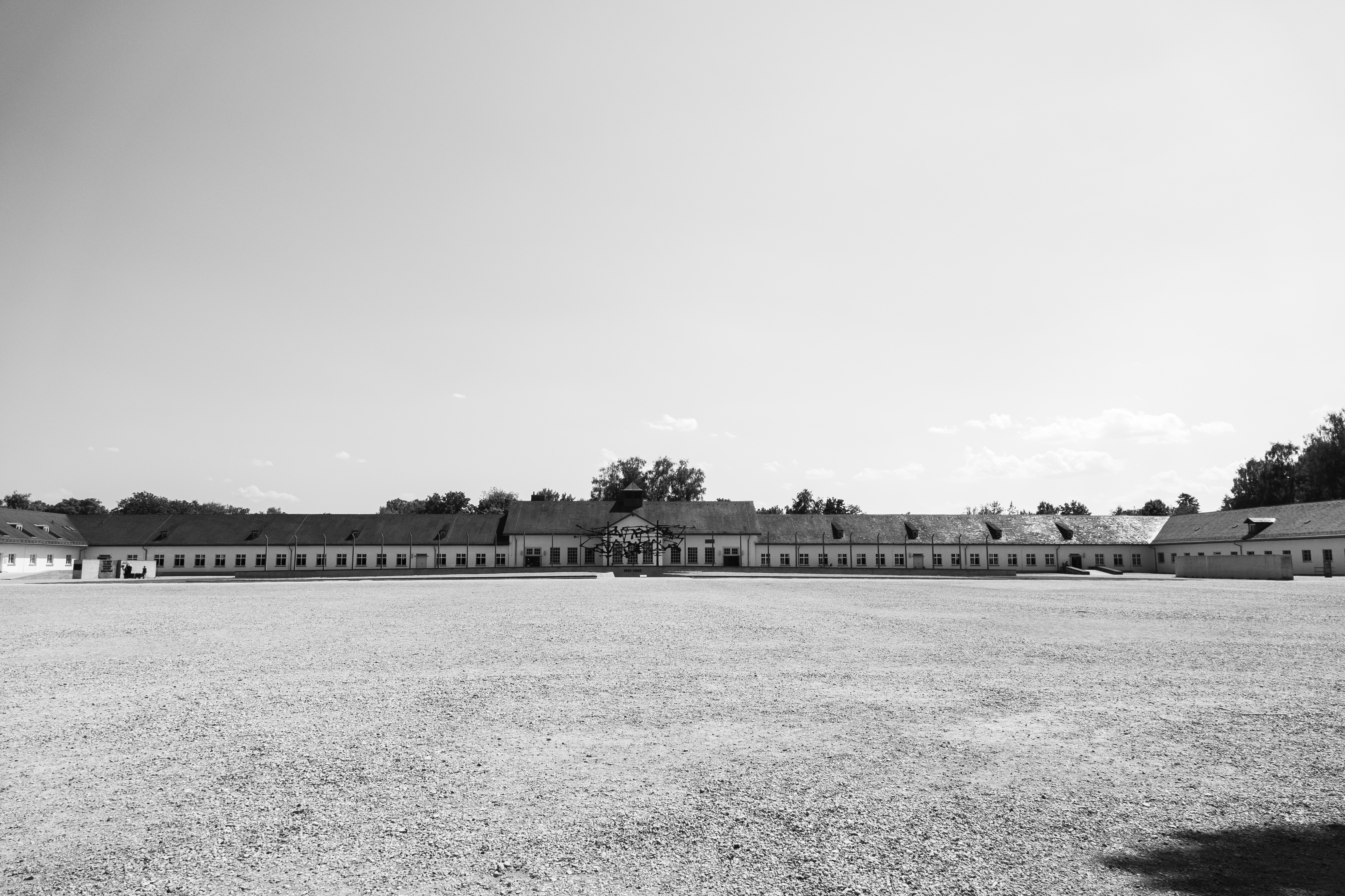 Blick über den Appellplatz der KZ-Gedenkstätte Dachau