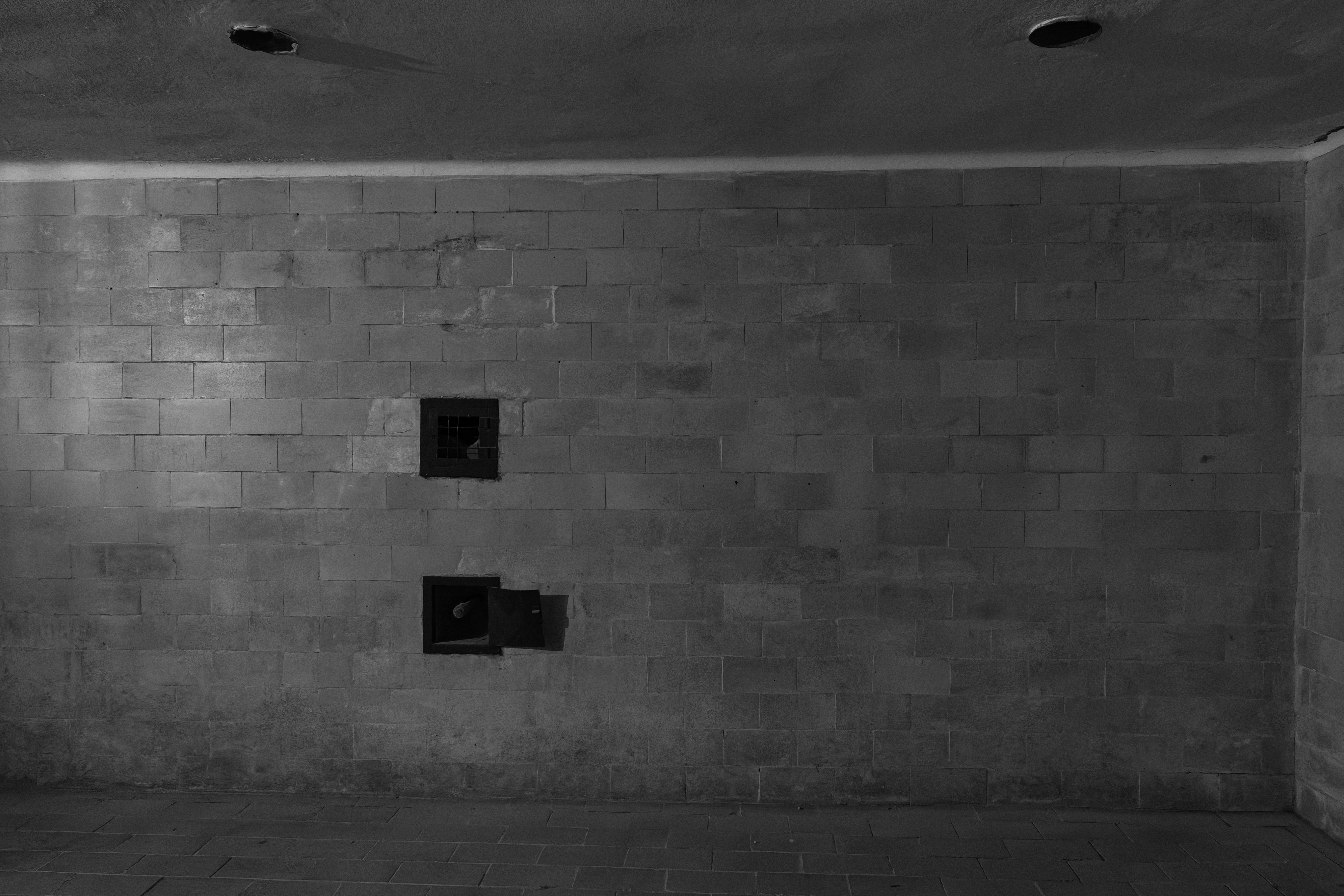 Als Brausebad bezeichneter Raum der Gaskammer in der KZ-Gedenkstätte Dachau
