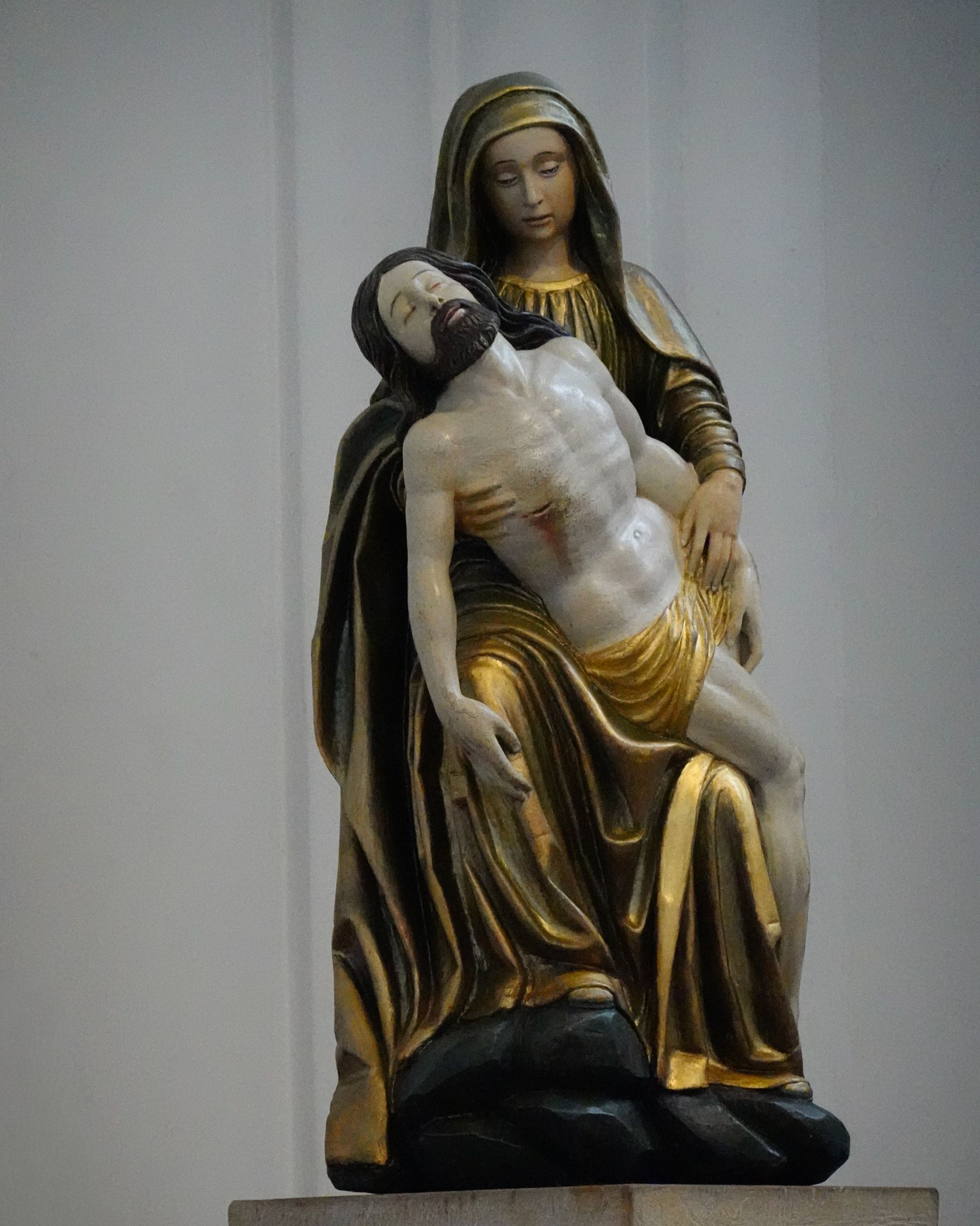 Innenaufnahme einer Pietà-Figur bei ISO 6400 – sichtbar feines Rauschen in dunklen Bereichen