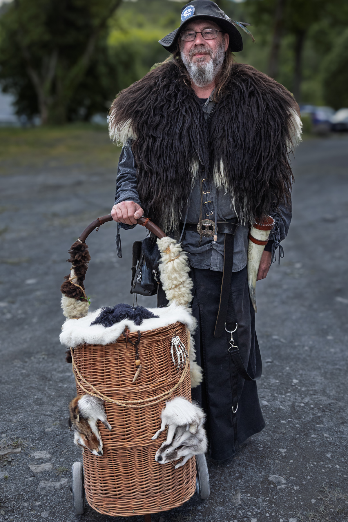 Porträt eines Besuchers der FaRK 2026 in Fantasy- beziehungsweise Wikinger-Kleidung mit Fellumhang und Korbwagen