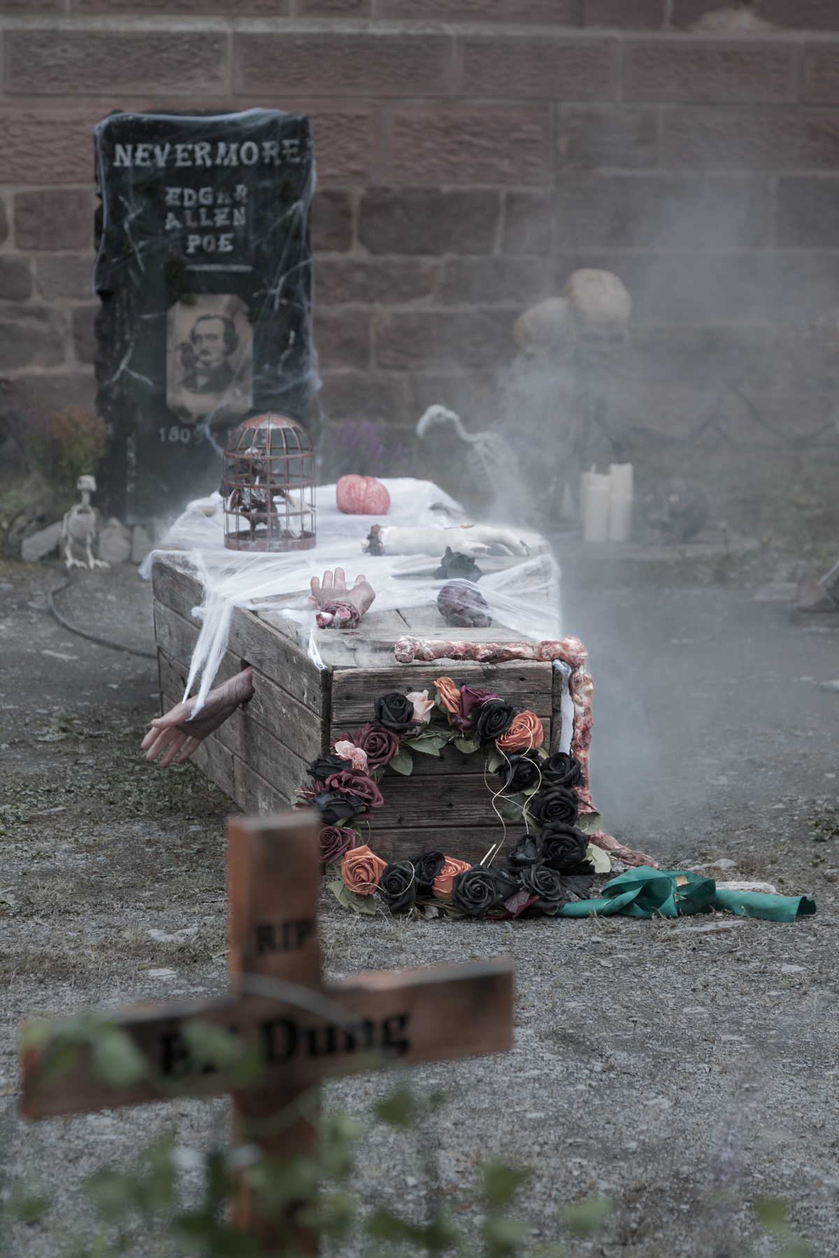 Düstere Dekoration mit Nebel, Grabstein und Edgar-Allan-Poe-Anspielung auf dem Gelände der FaRK 2026