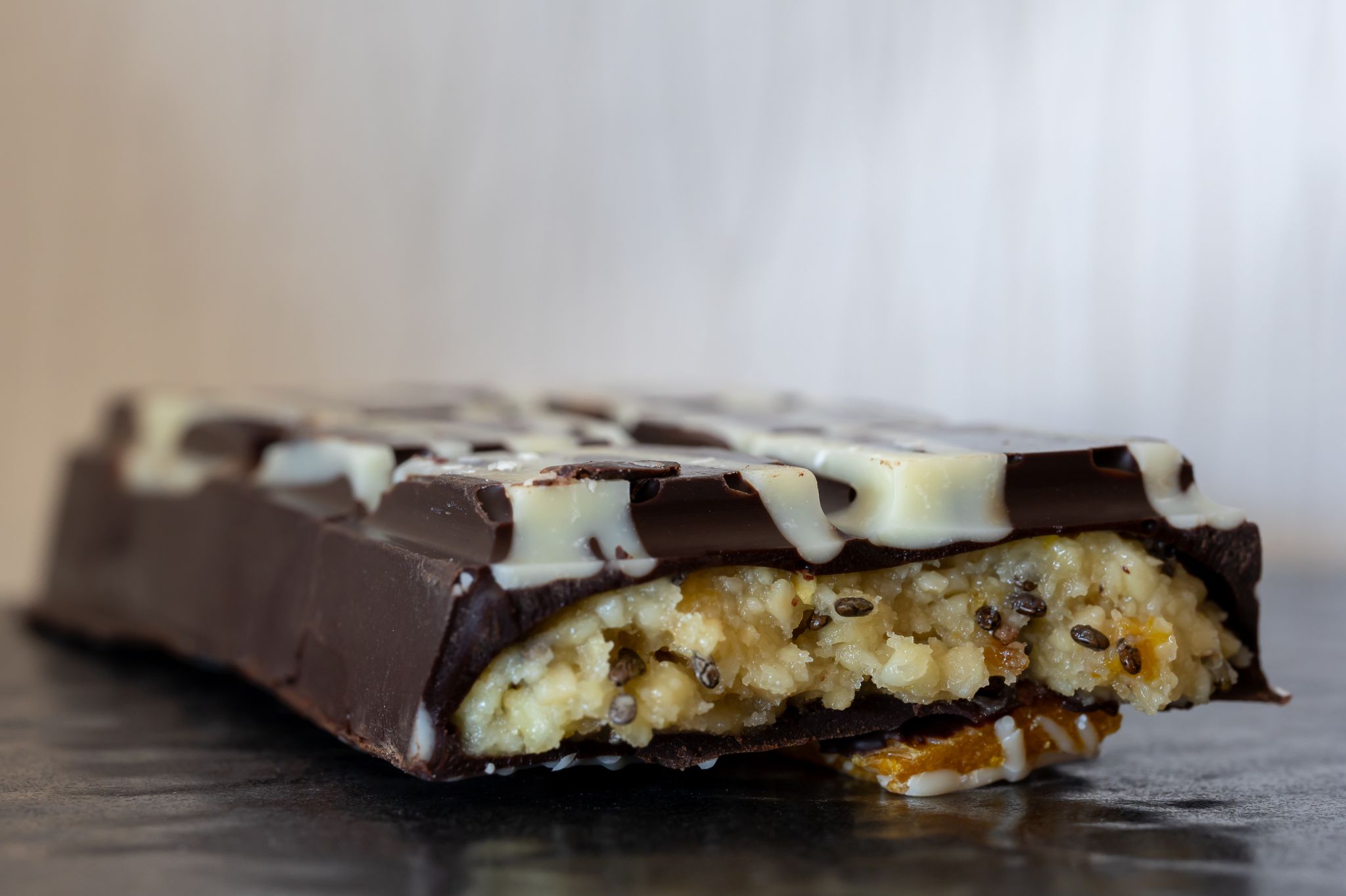 Detailaufnahme einer handgemachten Schokoladentafel mit cremiger Füllung und dunkler Schokolade