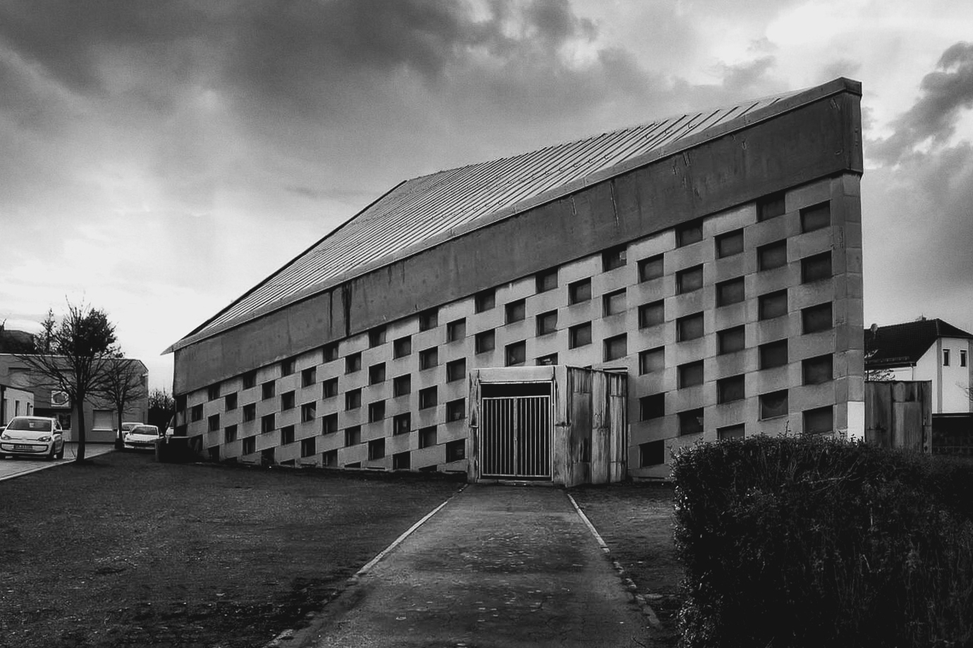 Schwarzweißaufnahme der profanierten Kirche St. Antonius in Völklingen-Fenne