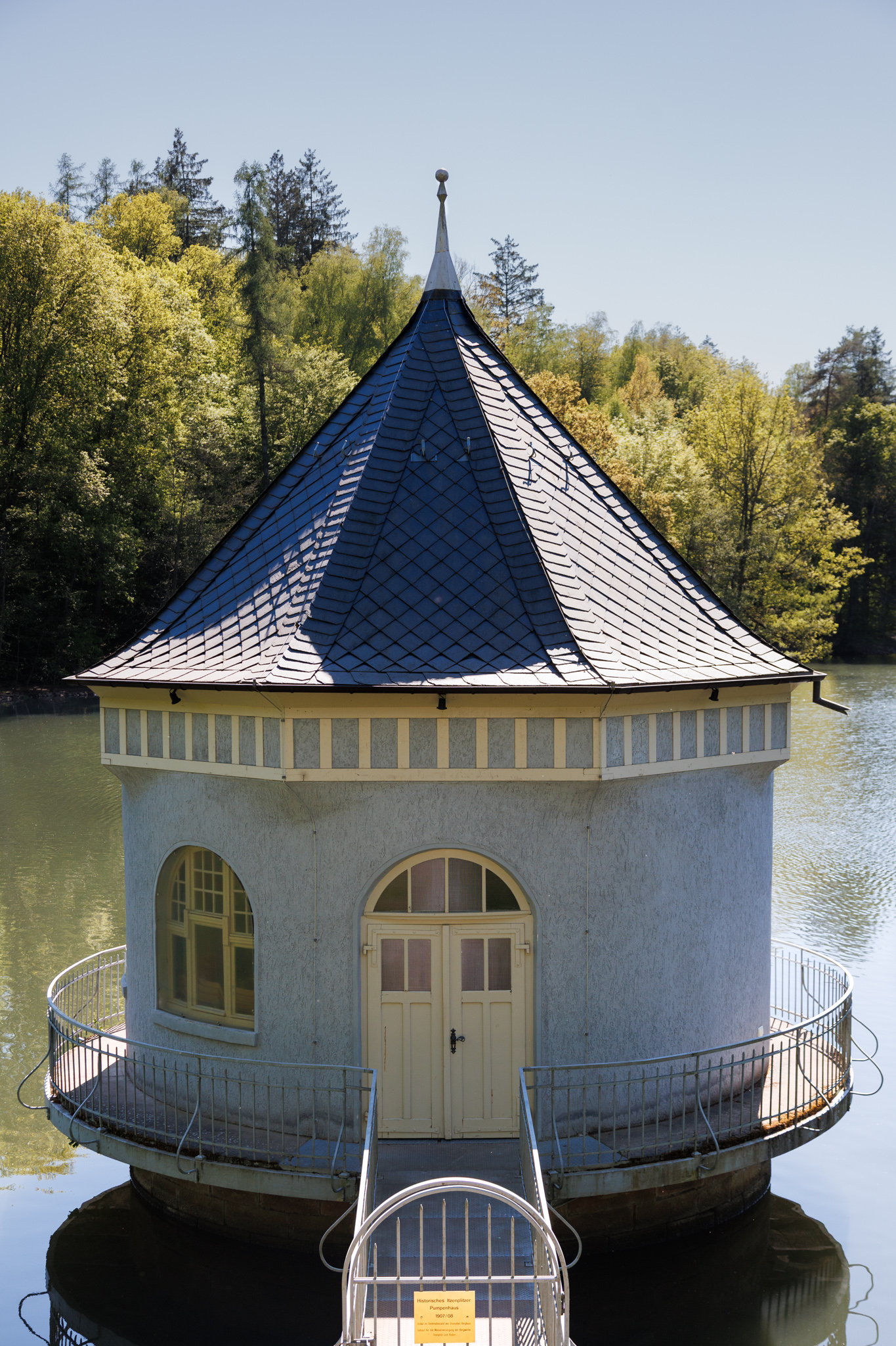 Frontalansicht des Pumpenhäuschens